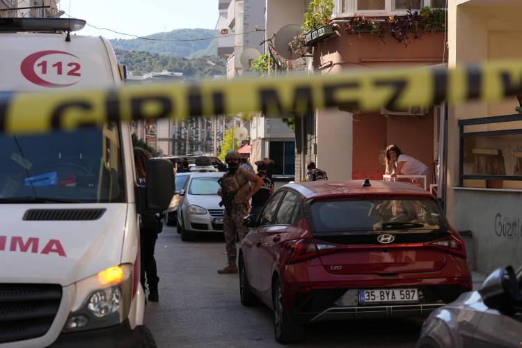 <p>Olayla ilgili yürütülen soruşturma kapsamında gözaltına alınan 27 şüpheliden yaşları 18'den küçük 16'sı, İzmir Emniyet Müdürlüğü Çocuk Şube Müdürlüğündeki işlemlerinin ardından adliyeye sevk edilmiş, savcılıktaki ifade işlemleri sonrası serbest bırakılmıştı.</p>
