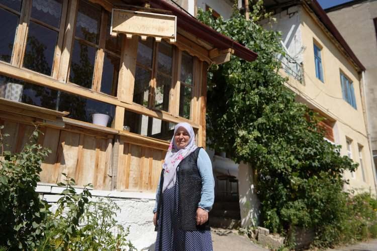 <p>Dört çocuğunu da bu evde büyütüp evlendirdiğini belirten Palabıyık, <strong>"Kiracı olmamız, evimize kötü bakacağımız anlamına gelmez. Kiracıyız diye hor bakmadık, evimizi tertemiz tuttuk. Ev sahiplerimiz bizi kendi evlatları gibi görüyor." </strong>diyerek konuştu.</p>