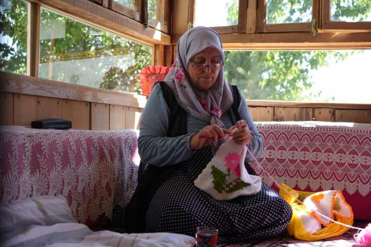 <p><strong>"Ne yapacağım sağa sola gitmeyi. Burası öyle güzel ki hem kapımın önü hem de burada oturduğumda daha mutlu oluyorum"</strong> diyerek konuşan Palabıyık, <strong>"Arkadaşlar, komşular geliyor. Gece saatlerine kadar oturuyoruz. Gündüz ayrı, akşam ayrı misafirlerimiz oluyor. Herkes çok beğeniyor, 'Ne güzel yer' diyor. Biz de eşimle birlikte bu huzuru paylaşıyoruz.."</strong> ifadelerini kullandı.</p>

