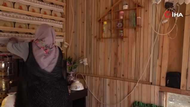 <p>Eşi Hasan Palabıyık ile birlikte evlerinin yanına ahşaptan oturma alanı yapan Palabıyık, burayı antika ve eski eşyalarla süsledi.</p>