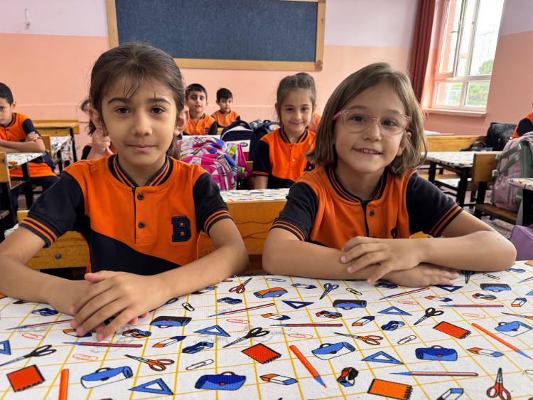 <p><span style="color:#B22222"><strong>YENİDEN FORMA DÖNEMİ</strong></span></p>
<p>Bu yıl okullarda yeniden forma zorunluluğu da olacak. Okul formalarında herhangi bir marka ya da logo bulunmayacak.</p>
<p>Belirlenen okul forması 4 yıl geçerli olacak ve değiştirilmeyecek.</p>