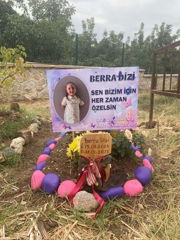 <p>Berra, kreşte düzenlenen ve çocukların havuza girdiği etkinlikte boğuldu.</p>
<p> </p>
<p>Suda ne kadar kaldığı halen bilinmeyen Berra'yı sudan çıkaran kreş çalışanları ilk müdahalesini orada yapmak istedi.</p>
<p> </p>
<p>İhbar üzerine olay yerine gelen ambulansla İnegöl Devlet Hastanesi'ne kaldırılan minik kız oradan Bursa Yüksek İhtisas Eğitim ve Araştırma Hastanesi'ne sevk edildi.</p>
<p> </p>
<p>Yoğun bakıma alınan Berra Dizi'nin minik kalbi 7. günün sonuna durdu.</p>
<p> </p>
<p>Berra Dizi, İsaören Kent Mezarlığı'nda gözyaşları arasında toprağa verildi.</p>