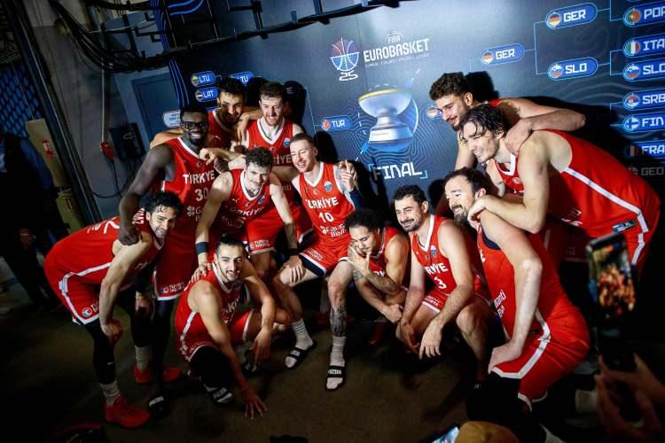 <p>"A Milli Basketbol Takımı, Türkiye'ye karşı yaptığı hataların bedelini ödedi! A Milli Basketbol Takımı, en kritik anda en kötü oyununu sergilerken, Avrupa Şampiyonası'ndaki en iyi maçlarından birini oynayan Türkiye namağlup olmasının tesadüf olmadığını kanıtladı. Milli Takım'ın oyununun temel özelliklerinden biri hatalardı. Oyuncular toplam 22 hata yaptı, bazıları da baskı altında değildi. Ergin Ataman oyunu mükemmel okudu, Giannis Antetokounmpo'yu büyük ölçüde sınırladı."</p>