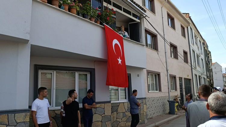 <p>Şehit polis müdürü Muhsin Aydemir'in Mesudiye Mahallesi'ndeki baba ocağına Türk Bayrağı asıldı.</p>

<p> </p>
