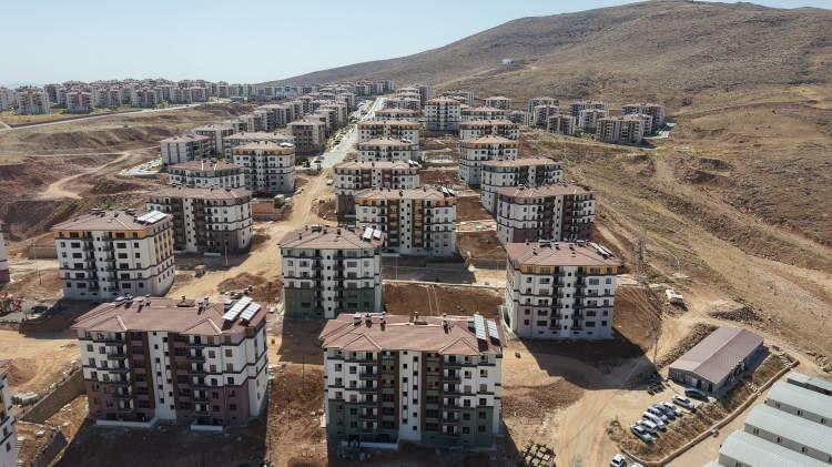 <p>Deprem bölgesi Elazığ’da, rezerv alanı ilan edilen mahallelerde kalıcı konut çalışmaları hız kesmeden sürerken, <strong>konutların vatandaşlara ne zaman teslim edileceği konusunda açıklama yapıldı.</strong></p>

