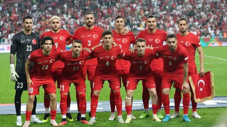 <p>İspanya'nın 6-0'lık galibiyetiyle tamamlanan daha da farklı bitebilecek bu maçın ardından Türkiye, averajla Gürcistan'ın 1 basamak altında 3. sırada yer aldı.</p>

