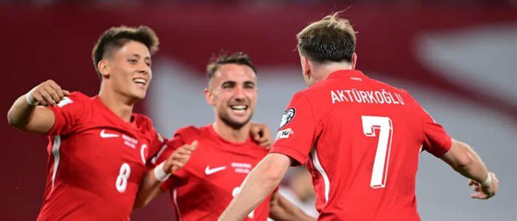 <p>Yapay zeka, T&uuml;rkiye'nin E Grubu'nu 2. bitirerek play-off turuna y&uuml;kselmesine y&uuml;zde 88 ihtimal verdi.&nbsp; Ay-yıldızlı ekip b&ouml;ylece 17 takım i&ccedil;inde play-off turunda m&uuml;cadele etme ihtimali en y&uuml;ksek 17 takım arasında 8. oldu.</p>
