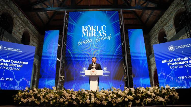 <p>Katılımcıların bir araya gelerek Emlak Katılım güvencesi altında bütçelerine uygun taksitlerle tasarruf sağladıkları, belirli bir birikimin ardından kalan finansmanın faizsiz karşılandığı bu sistemde ev, araç ya da çatılı iş yeri sahibi olunur.</p>
