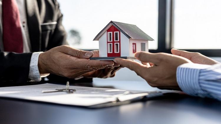 <p><span style="color:#B22222"><strong>3- Emlak Katılım Tasarruf Finansman ile nasıl ev, çatılı iş yeri ya da araç sahibi olurum?</strong></span></p>
