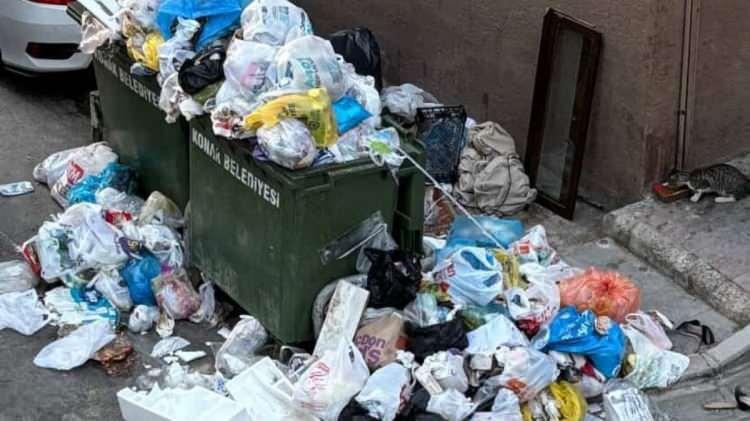 <p>İzmir'in Konak ilçesinde işçiler maaş ve yan haklarını düzenli alamadıkları için bugün işbaşı yapmadı. Bu nedenle sokaklarda İzmir’de sürekli rastlanan çöp dağları görülürken, kötü koku etrafa yayıldı.</p>

<p> </p>
