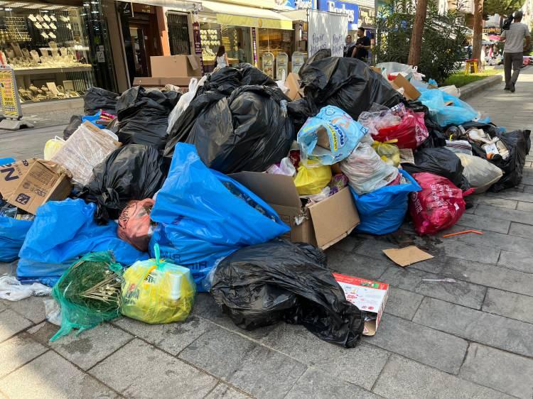<p>İddiaya göre, 3 aydır ödenmeyen maaşları ve geriye dönük toplu sözleşme farkları için iş bırakma eylemi başlatan Buca Belediyesi işçileri, belediye binasını işgal etti.</p>
