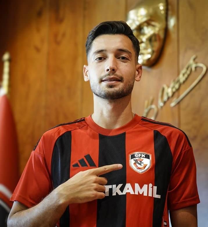 <p>Tayyip Talha Sanuç (Stoper) | Beşiktaş → Gaziantep FK</p>
