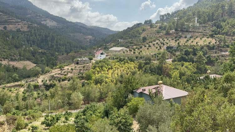 <p>Süreç hakkında bilgi veren Karateke şunları söyledi: </p>
<p> </p>
<p><strong>"Biz buradan kaçmadık. Evi bile rayların üzerine koyup taşımaya çalıştık. Altına elektrik direkleri koyduk. O kadar ağır ki direkler bile kırıldı. Üç gün uğraştık yürüttük. Dedelerimiz gibi mücadele ettik. Biz onların torunlarıyız, saygılıyız ama hakkımızın korunmasını da istiyoruz."</strong></p>
