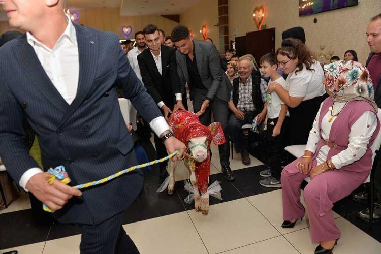 <p><strong>Çok sayıda davetlinin katıldığı düğün töreninde sıra takı törenine gelince damat Musa Yaman'ın dayısı Gazi Salih Dıkkıloğlu ile kuzeni Emrah Dıkkıloğlu'ndan alışılmışın dışında bir takı geldi.</strong></p>
