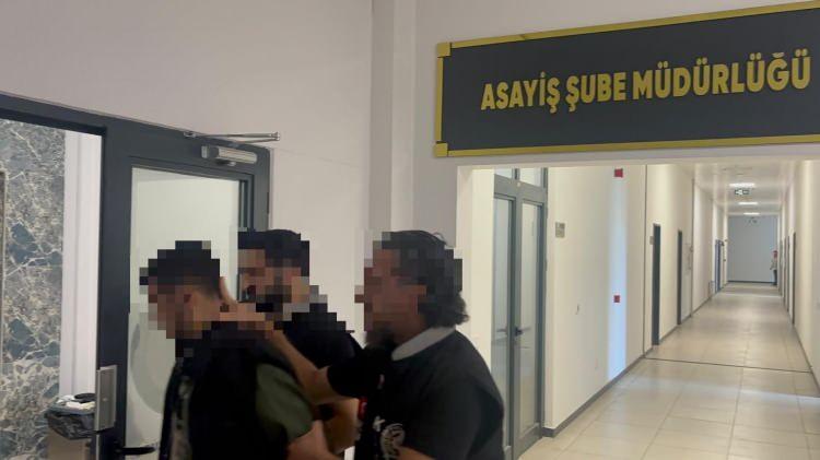 <p>Kocaeli’de kırmızı ışıkta bekleyen araca kar maskeli şahıslarca 30 el ateş açması sonucu yaşamını yitiren Emine Çöp ve Tuğçe Semiz’in ölümüne ilişkin firari şüpheliler yakalanarak tutuklandı.</p>

<p> </p>
