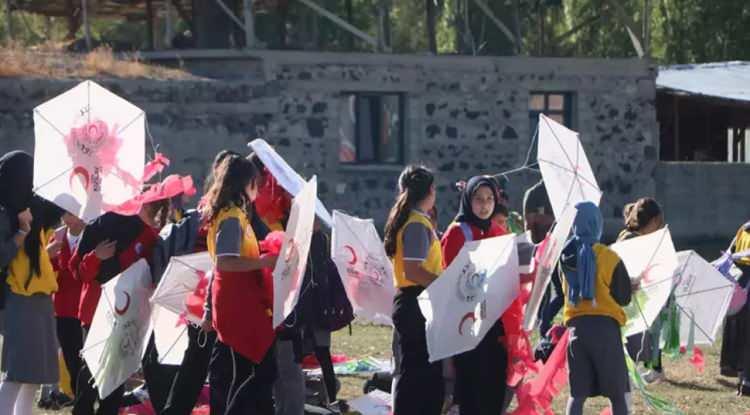 <p><span style="color:#800080"><strong>Erzurum'da Türk Kızılay Palandöken Şubesi gönüllüleri, 100 çocuk ile birlikte  3 yıl önce kansere yakalanan ve 3 ay önce ilik nakli olan 7 yaşındaki Sıraç Bayraktutar için sürpriz hazırladı. Üstünde kendi fotoğraflarının basılı olduğu uçurtmaları gören Sıraç, herkese teşekkür etti.</strong></span></p>
