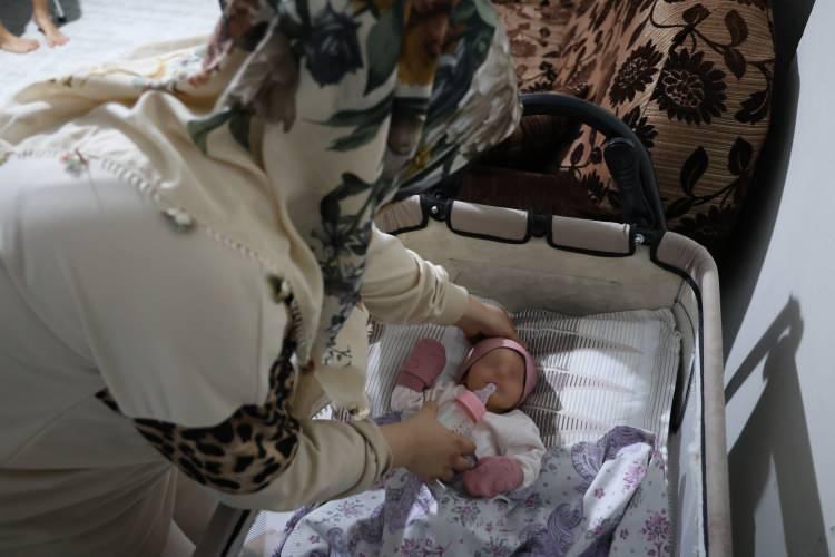 <p>Baba Mahsum Özkaya, yaptığı açıklamada, 28 Ağustos 2025'te eşinin Özel Bağlar Hastanesi'nde sezaryenle doğum yaptığını söyledi. Ertesi gün sabah saatlerinde hastane tarafından çocuğundan tahlil alındığını belirten Özkaya, tahlilde enfeksiyon olduğu anlaşıldığını dile getirdi.</p>
