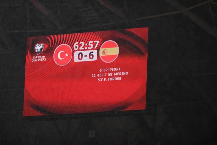 <p>"Ve Fabian Ruiz'in yokluğunda her şeyi, hem de en üst düzeyde yapabileceğini gösteren Mikel Merino'nun üç golüyle. De la Fuente'nin senaryosunun sayfaları neredeyse her futbolcuyla uyumlu."</p>