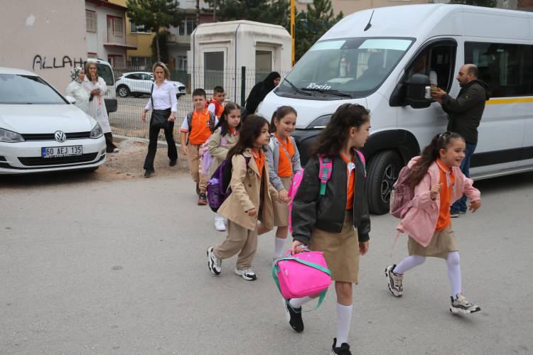 <p>Yeni öğretim yılında tüm kademelerde yaklaşık 18 milyon öğrenci ve 1,2 milyon öğretmen, bu yıl açılması planlananlarla birlikte ülke genelinde 74 bin 538 okul ve 761 bin 416 derslikte bir araya geliyor.</p>