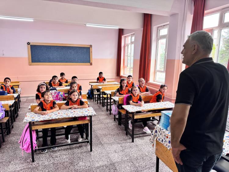 <p>Birinci dönem ara tatili 10-14 Kasım'da yapılacak. Atatürk Haftası'nın birinci ara tatile denk gelmesi nedeniyle, Bakanlığa bağlı tüm okul ve kurumlarda, Gazi Mustafa Kemal Atatürk ve silah arkadaşlarını anmaya yönelik bilimsel toplantı, konferans, sergi, yarışma ve tiyatro gibi etkinlikler bir önceki hafta, öğrenci, öğretmen, eğitim kurumu yöneticisi ve velilerin katılımıyla gerçekleştirilecek.</p>