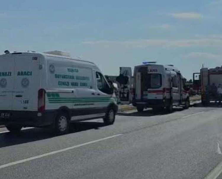<p>Kontrolden çıkan otomobil, karşı şeride geçip Süleyman Fevzi Akdoğan'ın (55) kullandığı 45 NS 929 plakalı otomobille kafa kafaya çarpıştı. </p>