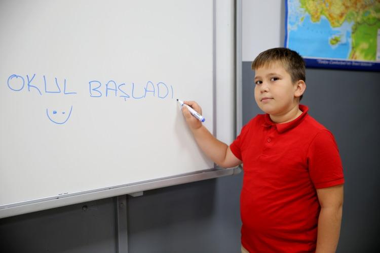 <p><span style="color:#B22222"><strong>İLK ARA TATİL 10 KASIM'DA</strong></span></p>
<p>Yeni eğitim öğretim yılı birinci dönemi 16 Ocak 2026'da sona erecek. Yarıyıl tatili, 19 Ocak Pazartesi başlayacak ve 30 Ocak Cuma sona erecek. İkinci dönem, 2 Şubat Pazartesi başlayacak ve 26 Haziran Cuma gününe kadar sürecek.</p>
<p>İkinci dönem ara tatili ise 16 Mart'ta başlayıp 20 Mart'ta sona erecek. </p>