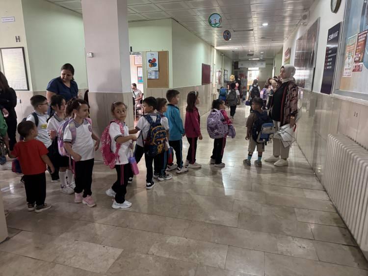 <p>Yeni eğitim öğretim yılında Toplum Yararına Program (TYP) kapsamında 70 bin kişi istihdam edildi. Yeni istihdamla birlikte okullarda görev yapan hizmetli sayısı 123 bine ulaştı.</p>
<p> </p>