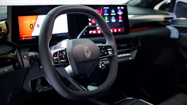 <p><strong>TÜRKİYE’NİN EN SEVİLEN MODELİ</strong></p>

<p> </p>

<p>Yeni Clio’nun Bursa’daki Oyak Renault Otomobil Fabrikaları’nda üretilmesi, Türkiye açısından büyük bir stratejik değer taşıyor. 1971 yılında kurulan Bursa Oyak Renault Otomobil Fabrikaları, Renault Grubu’nun dünya çapındaki en büyük üretim tesislerinden biri konumunda. Üstün kalite standartlarıyla bilinen tesis, bugüne kadar 5 milyondan fazla Renault Clio üretti. Yeni Clio, uzun bir geçmişe ve güçlü yerel köklere sahip bu fabrika için bir sonraki adımı temsil ediyor. Güncel haliyle fabrikanın satın almasının yzüde 50’sinden fazlası 90 yerel tedarikçiden gerçekleştiriliyor. Endüstriyel komplekste ayrıca, yeni Clio’nun tüm geliştirme sürecini yöneten “Renault Technology Türkiye” adlı bir geliştirme merkezi de bulunuyor. Bunun dışında fabrikada Temmuz 2023’te açılan Refactory tesisi, kullanılmış araçların yenilenmesi konusunda faaliyet gösteriyor.</p>
