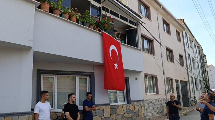 <p>Muhsin Aydemir'in baba evinde Kuranı Kerim okundu. Şehit polis müdürünün cenazesinin otopsi işlemlerinin ardından toprağa verileceği öğrenildi.</p>
<p> </p>