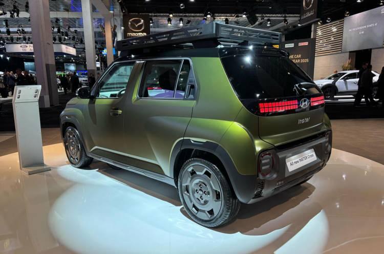<p>INSTER Cross’un maksimum hızı ise 150 km/s. Otomobil, 49 kWh kapasite ile birleşik kullanımda (WLTP) yaklaşık 360 km menzil sunarken şehir içindeki kullanımda bu değer daha da artabiliyor. </p>
