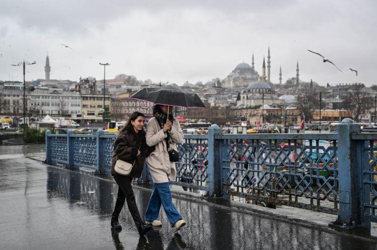 <p><span style="color:rgb(20, 35, 58)">Meteoroloji Genel Müdürlüğü tarafından yapılan tahminlere göre, yurdun kuzeydoğusu ve batı kesimlerinin parçalı yer yer çok bulutlu, bu akşam saatlerinde Rize çevreleri ile Trabzon'un iç kesimlerinin, yarın (Pazartesi) öğle saatlerinde sonra Afyonkarahisar çevreleri, Burdur'un batısı, Kütahya'nın doğusunun yerel sağanak ve gök gürültülü sağanak yağışlı, diğer yerlerin az bulutlu ve açık geçeceği tahmin ediliyor.</span></p>
