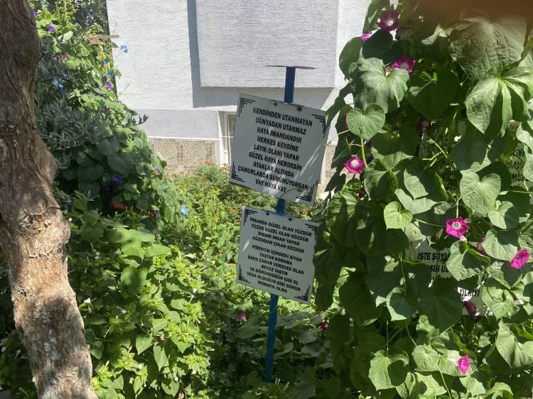 <p>Bahçenin her yerini kaplayan sözler dikkat çekerken, çevreden geçenleri durup sorgulattı.</p>
