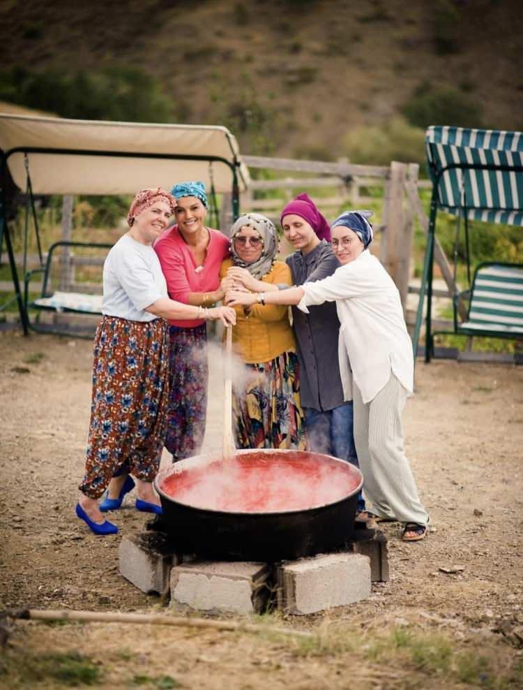 <p><strong> Akkoyun, paylaşımına <em>"Köyün kadınları sabahın ilk ışıklarıyla başlayan işlerini sevgiyle, incelikle yaparken bize şunu hatırlatıyor: Gerçek güç, bir arada üretmekte ve birbirine destek olmaktadır"</em> notunu düştü.</strong></p>
