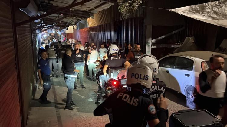<p>İhbar üzerine olay yerinde inceleme yapan polis ekipleri şüphelinin eşkalini güvenlik kameralarından tespit ederek arama çalışmalarına başladı.</p>

<p> </p>
