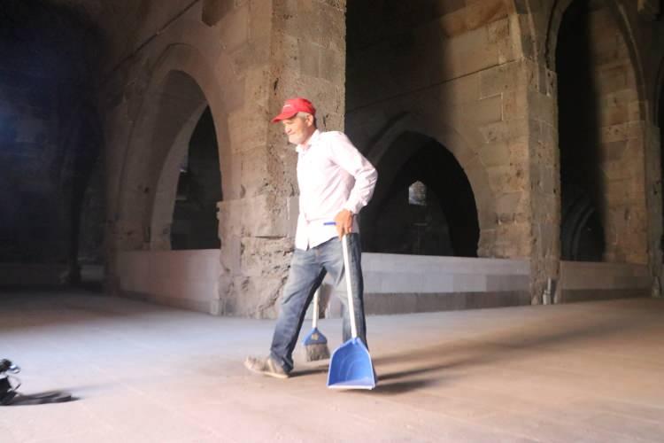 <p>Sultanhanı’nın gelecek nesillere aktarılmasını istediğini belirten Hüseyin Kaya, “20 yıldır bu hanın gönüllü bakımını ve temizliğini yapıyorum. Hem Allah rızası için hem de vatandaşların daha rahat edebilmesi için gönüllü bu hizmeti veriyorum. Kimseden 5 kuruş talep etmiyorum. Bünyan Belediyesi’nden sadece tek bir isteğim var. Emekli olabilmem için 2 yılım kaldı. Beni buraya resmi olarak işe alırlarsa sevinirim. Günde 2-3 saat temizlik yapıyorum. Yüzde 84 engelliyim. Kuşların çok fazla pisliği oluyor onları temizliyorum. Süpürüyorum. Ayrıca da hortumla yıkama yapıyorum. Bazı insanlar beğeniyor. Bazıları da kuş pisliklerinden dolayı beğenmiyor. Kuş pisliklerini de isteyen vatandaşlara veriyorum. Burası bizim kültür mirasımız. Bu yüzden elimden gelen her şeyi yapıp burasını gelecek nesillere aktarılmasına katkı sunmak istiyorum. Hanın tanıtımını yapıyorum. Her tarafını tek tek vatandaşlara anlatıyorum” ifadelerini kullandı.</p>
