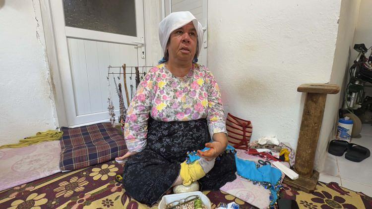 <p>Kendi başına yürüyemediğini ve günlük ihtiyaçlarını karşılamanın kendisi için mümkün olmadığını annesinin sabah kalkıp elini ve yüzünü yıkadığını söyleyen Fatma Burnak şunları söyledi: </p>
<p> </p>
<p><strong>"Sabah kalkarım. Annem elimi-yüzümü yıkar. Kahvaltımı yaptırır, ağzıma ekmeğimi tutar. Tekerlekli sandalyeye bindirir. </strong></p>