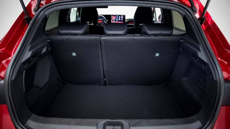 <p>Clio, 35 yıllık yolculuğu boyunca 120 ülkede satışa sunuldu, Renault’nun Türkiye’de ve Avrupa’da en çok satan modellerinden biri oldu. Beş kez Avrupa’da Yılın Otomobili seçilen Clio, kompakt sınıfta daima referans noktası oldu. Yeni Clio, bu güçlü mirası daha ileri taşıyarak hem şehir içinde hem de uzun yolculuklarda kullanıcılarına üstün bir deneyim sunmayı hedefliyor.</p>
<p> </p>