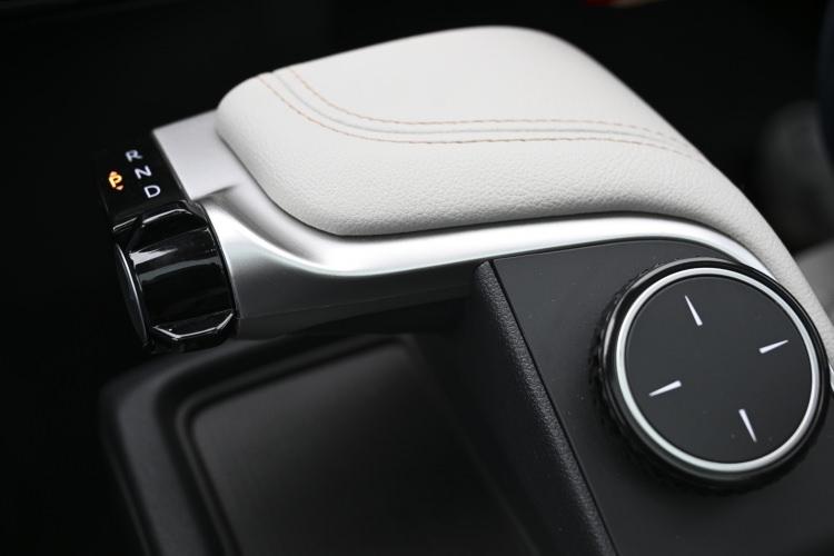 <p>Alanda, Avrupa pazarındaki otomobillerin güvenliğinin değerlendirildiği bağımsız Euro NCAP programının tüm testlerinden en yüksek seviye olan 5 yıldız alan T10F ve T10X ile ilgili bilgi verilirken, alanda oluşturulan ekranlardaki karekodla test sürüşü için randevu alabiliyor.</p>
