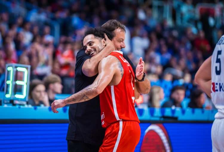 <p>A Milli Erkek Basketbol Takımı, 2025 Avrupa Basketbol Şampiyonası (EuroBasket 2025) yarı finalinde Yunanistan'ı 94-68 mağlup etti.</p>
