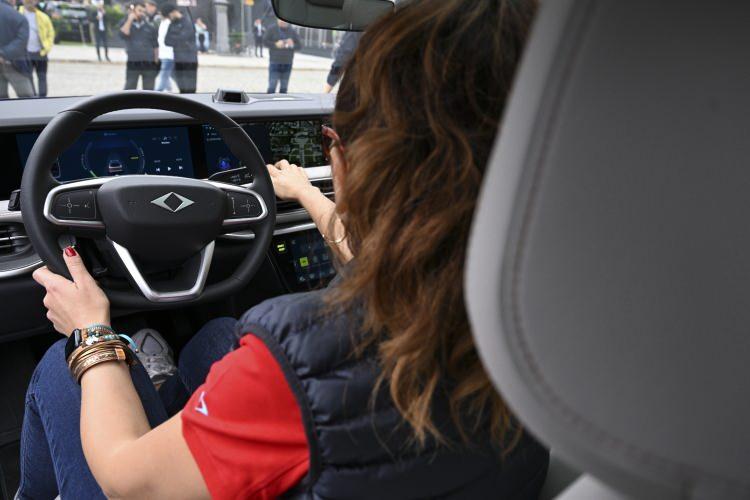<p>Ziyaretçilere, alandaki araçların yanı sıra Togg'un mobilite ekosistemi hakkında da bilgi veriliyor. Aynı zamanda alandaki kokpit simülatörleri ile de araç sürüş simülasyonu imkanı sunuluyor.</p>
