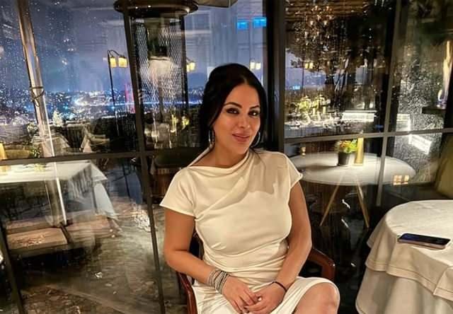 <p><strong><span style="color:#800080">"Çok zorlandığım üç ay geçti. 'Ameliyat oldu' ve 'Zayıflama iğnesi' yaptırdı diyorlar, asla öyle bir şey yok. 24 saatte tek öğün yemek yedim. Protein ve sebzelerle beslendim. Bunu, bir uzman eşliğinde yaptım."</span></strong> diyerek tüm iddiaları kesin bir dille yalanladı.</p>
