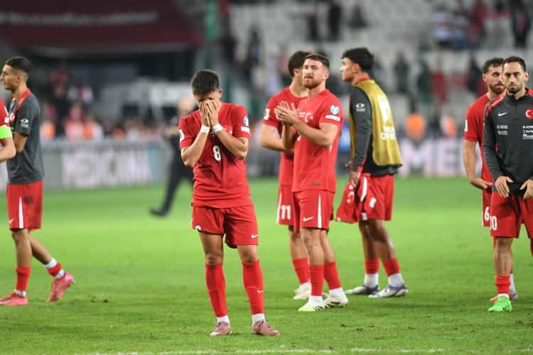 <p>Milli futbolcuların mağlubiyet sonrası yaşadığı üzüntü.</p>
