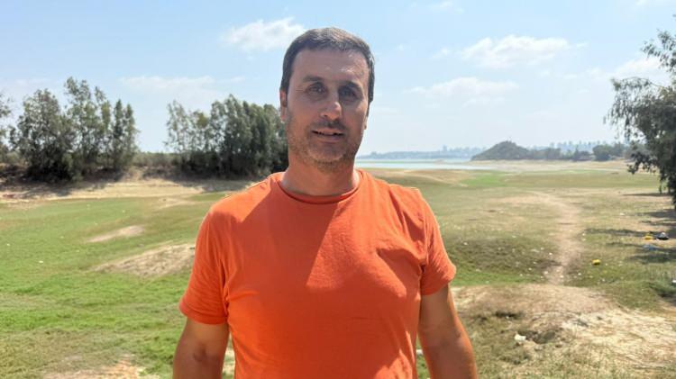 <p>Mahalle sakinlerinden Faruk Aydın, şunları söyledi: </p>
<p><strong>"Bu sene kuraklık çok daha fazla oldu. Sular hep çekildi ve mezarlık ortaya çıktı. Herkesin suyu dikkatli kullanması lazım.</strong></p>