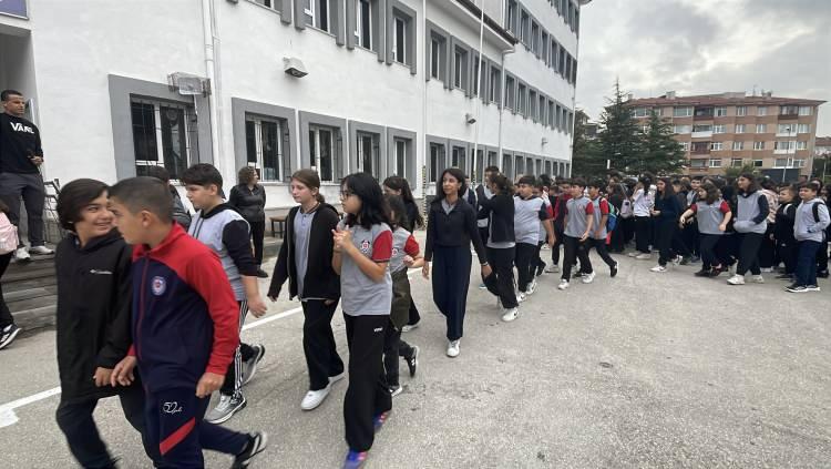 <p>Okul öncesi eğitime başlayanlar ile ilkokul birinci sınıf öğrencileri için 1-5 Eylül'de uyum eğitimleri düzenlendi. Ortaokula başlayacak öğrenciler için ise bu hafta okula uyum için rehberlik çalışmaları yapılacak.</p>
<p> </p>