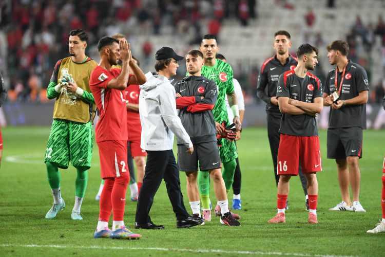 <p>6-0'lık yenilginin ardından Vincenzo Montella sahada.</p>
