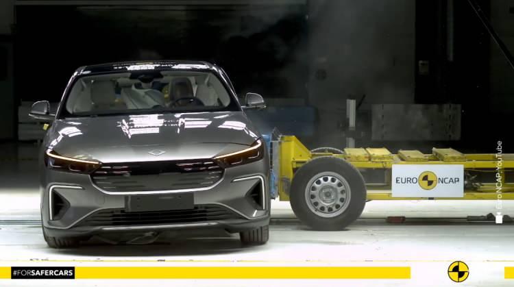 <p><strong>"OLAĞANÜSTÜ BİR SONUÇ"</strong></p>
<p>Açıklamada, Togg'un iki modelinin Euro NCAP güvenlik testlerinde <strong>"olağanüstü"</strong> sonuçlar elde ettiğine işaret edilerek, Togg'un Avrupa elektrikli araç pazarına <strong>"yüksek standartlar"</strong> getirdiği belirtildi.</p>
<p> </p>