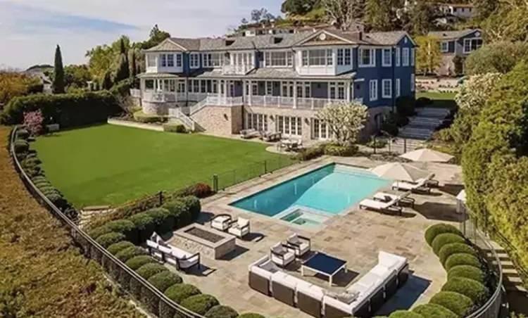 <p><span style="color:#800080"><strong>Ünlü çift, beraber oldukları süre boyunca çocuklarıyla birlikte Beverly Hills'teki 61 milyon dolarlık malikanede yaşıyordu. </strong></span></p>