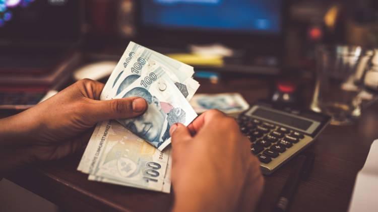 <p>Bütün reklamlarında önce halk sonra banka, bizler sizler için varız gibi söylemlerde bulunan kamu bankalarının ellerini taşın altına koymalarını istediğini vurgulayan Cengiz, "3 yıl boyunca sizin ücretleriniz artarak devam ediyor, enflasyon yaşanıyor ancak promosyonu bir kez alıyorsunuz ve kalıyor.</p>
