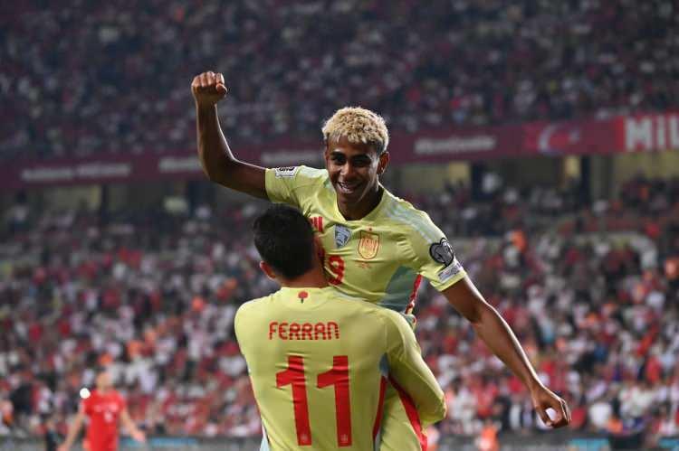 <p>Türkiye-İspanya maçıyla ilgili Sport ise şu ifadelere yer verdi, “Konya'da inanılmaz bir soğukkanlılıkla kazandılar ve gerçek bir futbol mükemmelliği sergileyerek şok edici bir sonuç elde ettiler."</p>