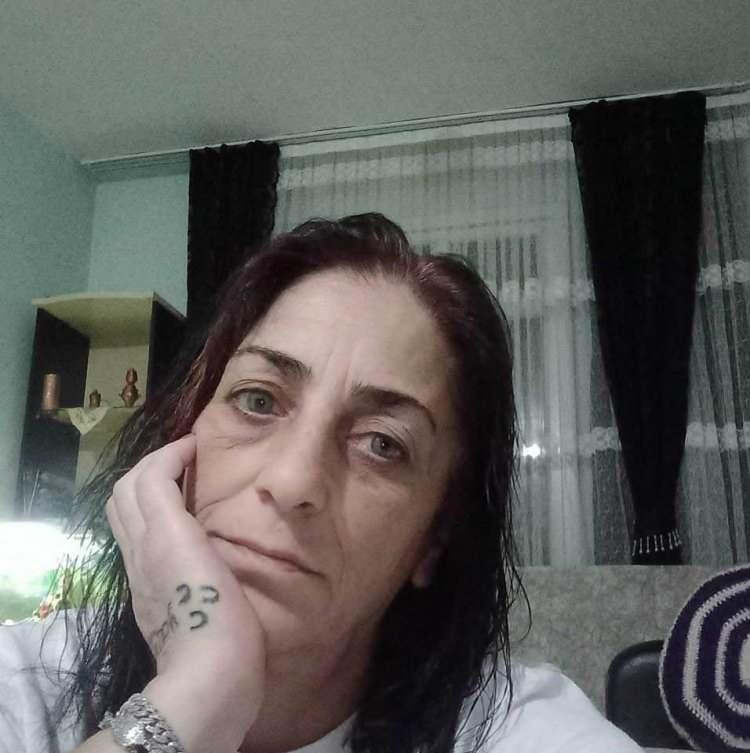 <p><span style="color:#B22222"><strong>BIÇAKLAYARAK ÖLDÜRDÜĞÜNÜ SÖYLEDİ</strong></span></p>
<p>Uyuşturucu bağımlısı olduğu öğrenilen M.İ.G.’nin 23 suç kaydının bulunduğu belirtildi. Emniyetteki sorgusu süren M.İ.G.’nin önce annesi Dursune Bilgili’yi, ardından üvey kız kardeşi Havva Nur Anzerli’yi bıçaklayıp öldürdüğünü söylediği öğrenildi.</p>